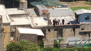 Varios efectivos en los techos de la cárcel de mujeres este lunes, durante el principio de motín.