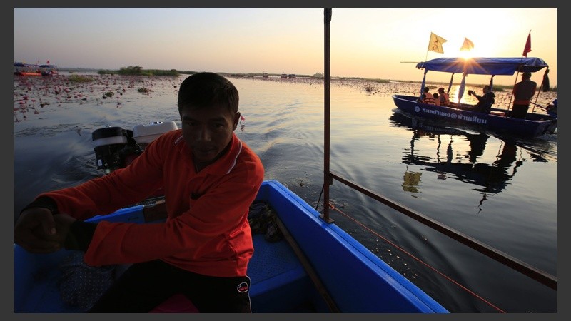 En el lugar existen varias embarcaciones que acercan a los visitantes a las peculiares flores. (EFE)