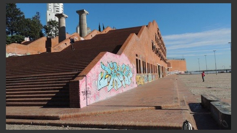 El cadáver fue hallado muy cerca de la escuela que funcionada en el parque. 