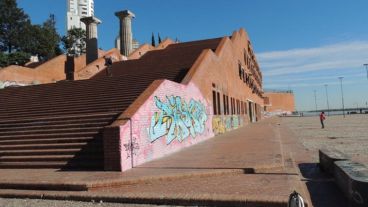 El cadáver fue hallado muy cerca de la escuela que funcionada en el parque.