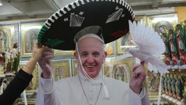 La figura del Papa con un sombrero de mariachi en una casa de venta de objetos religiosos en Distrito Federal. (EFE)