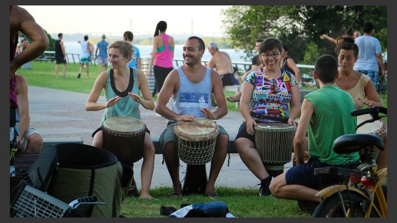 De todo un poco. En la costa central rosarina se pueden ver personas de todas las edades realizando variadas actividades junto al río.