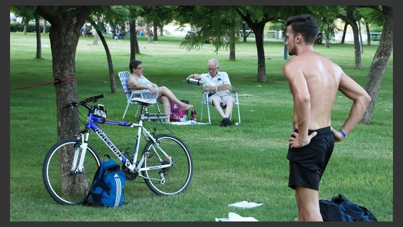 De todo un poco. En la costa central rosarina se pueden ver personas de todas las edades realizando variadas actividades junto al río.