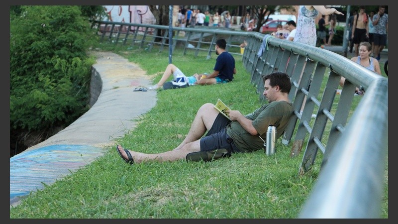 De todo un poco. En la costa central rosarina se pueden ver personas de todas las edades realizando variadas actividades junto al río.