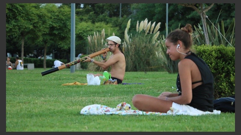 De todo un poco. En la costa central rosarina se pueden ver personas de todas las edades realizando variadas actividades junto al río.