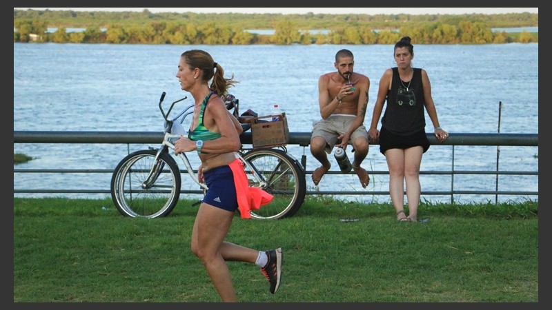 De todo un poco. En la costa central rosarina se pueden ver personas de todas las edades realizando variadas actividades junto al río.