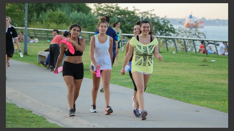 De todo un poco. En la costa central rosarina se pueden ver personas de todas las edades realizando variadas actividades junto al río.