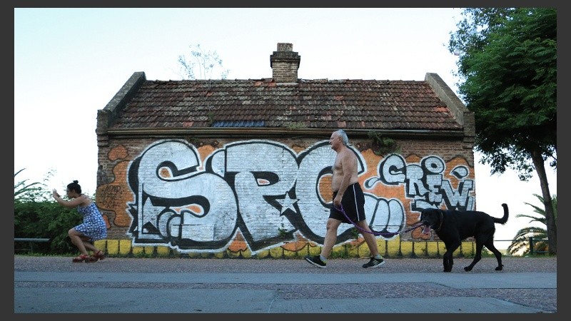 De todo un poco. En la costa central rosarina se pueden ver personas de todas las edades realizando variadas actividades junto al río.