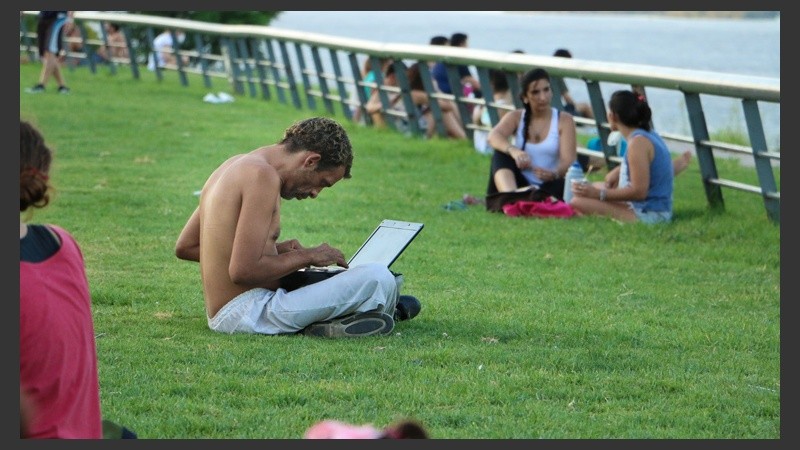 De todo un poco. En la costa central rosarina se pueden ver personas de todas las edades realizando variadas actividades junto al río.