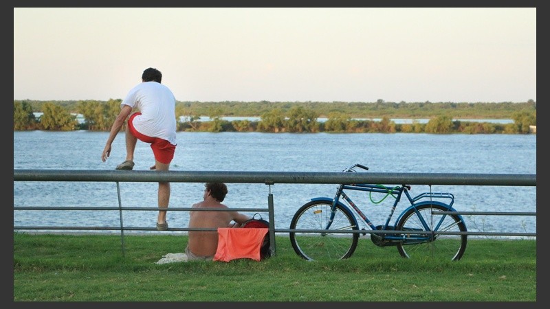 De todo un poco. En la costa central rosarina se pueden ver personas de todas las edades realizando variadas actividades junto al río.