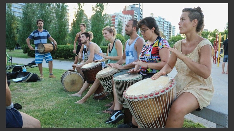 De todo un poco. En la costa central rosarina se pueden ver personas de todas las edades realizando variadas actividades junto al río.