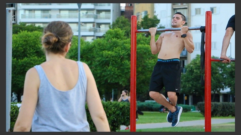 De todo un poco. En la costa central rosarina se pueden ver personas de todas las edades realizando variadas actividades junto al río.