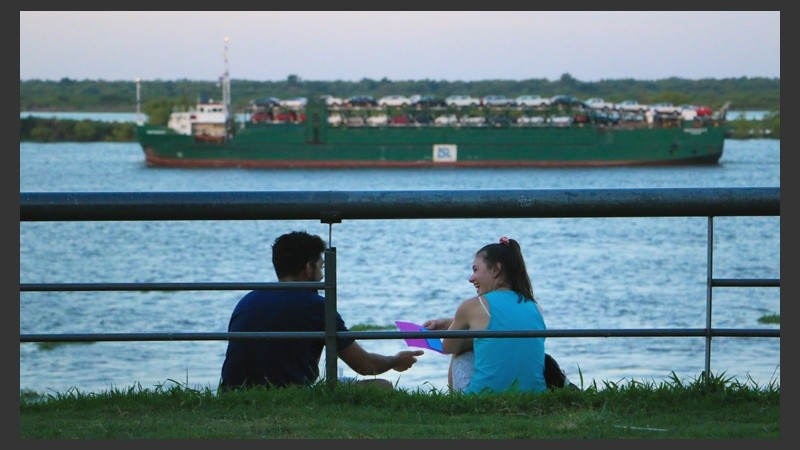 De todo un poco. En la costa central rosarina se pueden ver personas de todas las edades realizando variadas actividades junto al río.
