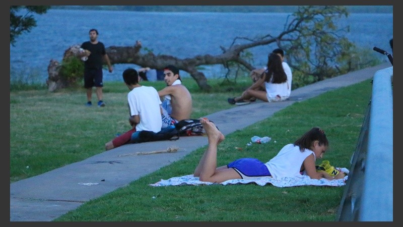 De todo un poco. En la costa central rosarina se pueden ver personas de todas las edades realizando variadas actividades junto al río.