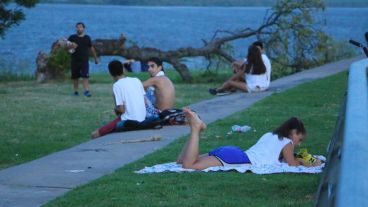 De todo un poco. En la costa central rosarina se pueden ver personas de todas las edades realizando variadas actividades junto al río.