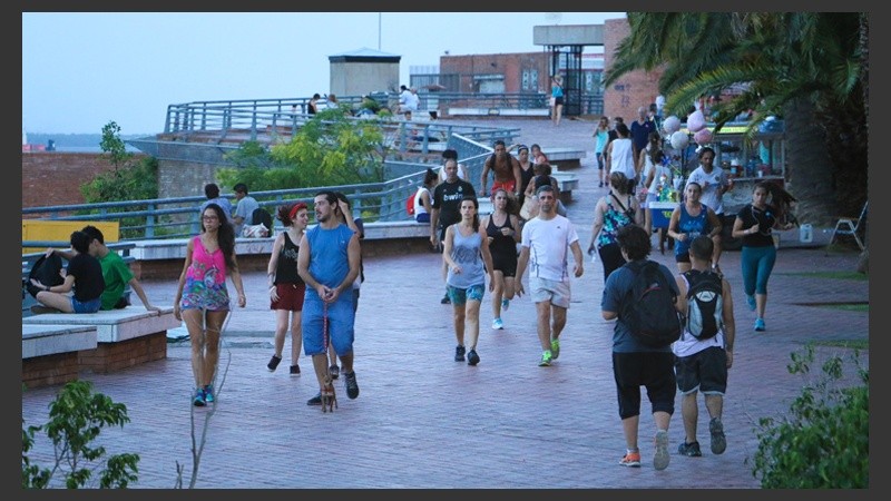 De todo un poco. En la costa central rosarina se pueden ver personas de todas las edades realizando variadas actividades junto al río.