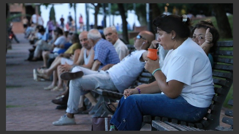 De todo un poco. En la costa central rosarina se pueden ver personas de todas las edades realizando variadas actividades junto al río.