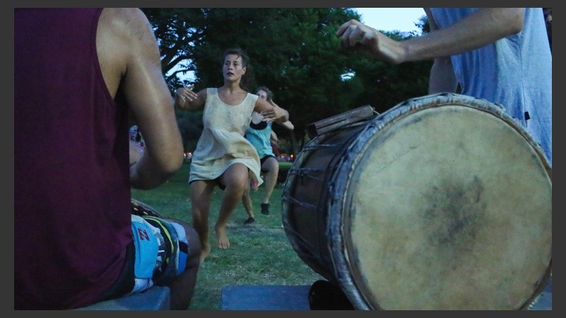 De todo un poco. En la costa central rosarina se pueden ver personas de todas las edades realizando variadas actividades junto al río.