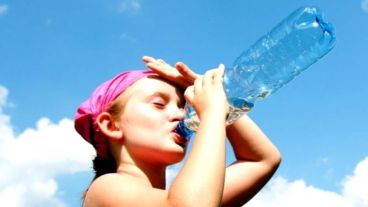 A los niños hay que ofrecerles agua o jugos naturales en forma frecuente sin esperar a que lo pidan.