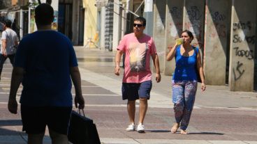 Un calor para quedarse en casa. Algunos se animaron a salir a la calle con 42º de sensación térmica. (Rosario3.com)