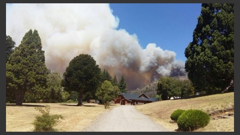 Las llamas afectaban las cercanías del arroyo Cascada.