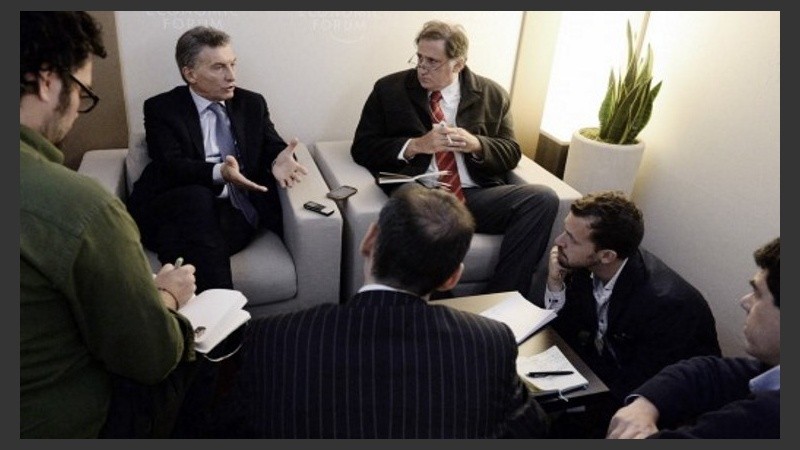 Macri en Davos con periodistas. 