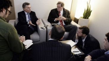 Macri en Davos con periodistas.