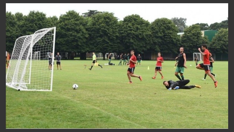 Scocco empujó la pelota tras una gran jugada de Boyé.