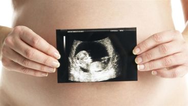 La paciente intervenida cursa actualmente la semana 34 del embarazo y se prevé un nacimiento a término por cesárea programada.