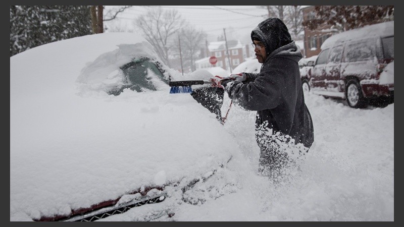 Un hombre en Washington saca la nieve de su automóvil. (EFE) 