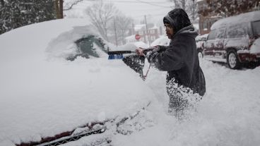 Un hombre en Washington saca la nieve de su automóvil. (EFE)