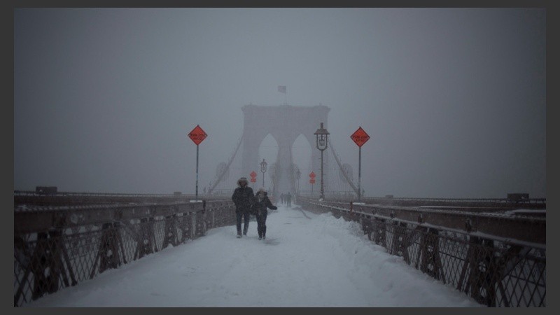 El puente de Brooklyn este sábado en Nueva York. La nieve caída había superado los 63 centímetros en dicha ciudad. (EFE)