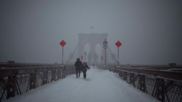 El puente de Brooklyn este sábado en Nueva York. La nieve caída había superado los 63 centímetros en dicha ciudad. (EFE)