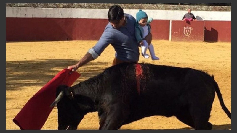 La imagen del torero con su hija en brazos.