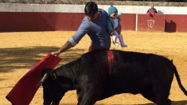 La imagen del torero con su hija en brazos.