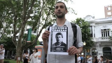 Un joven muestra un cartel recordando a Cabezas. Se cumplió este lunes 19 años de su asesinato. (Alan Monzón/Rosario3.com)