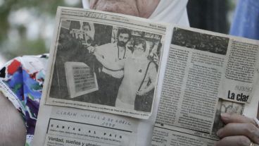 Un recorte del 25 de marzo de 1997 donde se observa a una Madre de Plaza 25 de Mayo descubriendo una placa en Rosario. (Alan Monzón/Rosario3.com)