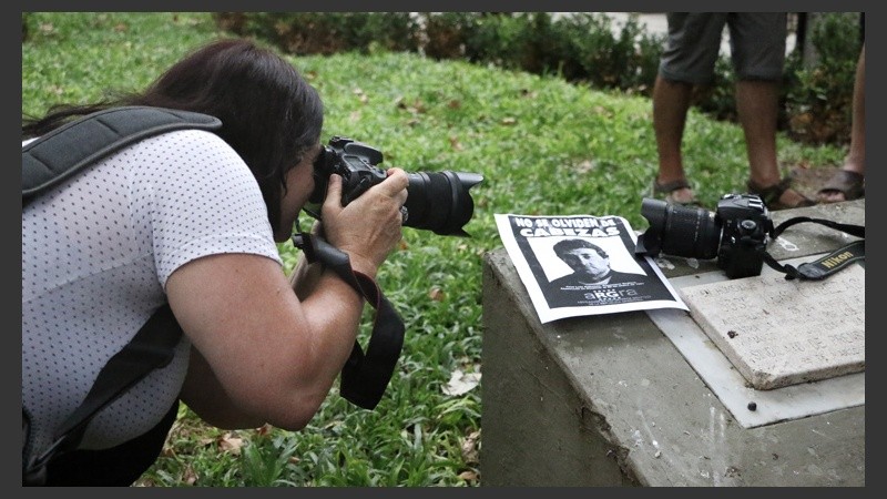 Fotógrafos de varios medios de la ciudad dijeron presentes para registrar el acto. (Alan Monzón/Rosario3.com)