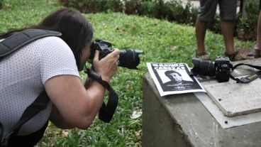 Fotógrafos de varios medios de la ciudad dijeron presentes para registrar el acto. (Alan Monzón/Rosario3.com)