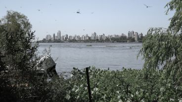 Así se ve parte de la ciudad de Rosario desde el patio de la escuela. (Alan Monzón/Rosario3.com)
