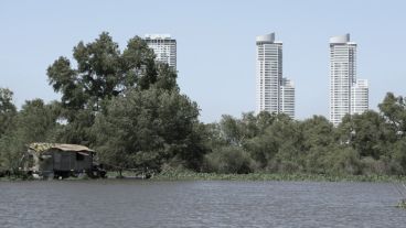 Vista de una casa isleña. De fondo, las torres de viviendas más altas de todo el interior del país. (Alan Monzón/Rosario3.com)