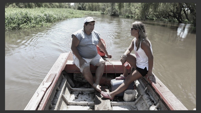 Un pescador del lugar charla con una periodista de la ciudad. El hombre nació, se crió y vive en la actualidad en la isla. (Alan Monzón/Rosario3.com)