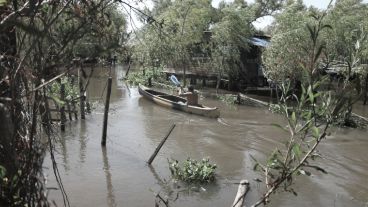 La isla El Espinillo bajo agua. Las familias deben trasladarse si o si en embarcaciones. (Alan Monzón/Rosario3.com)