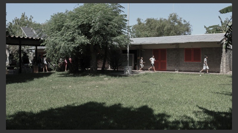 La escuela 1139 es el único lugar donde hay tierra firme en toda esa zona. (Alan Monzón/Rosario3.com)