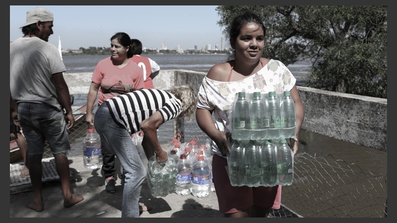 Isleños recibiendo la ayuda ofrecida ante la crecida del río Paraná. (Alan Monzón/Rosario3.com)