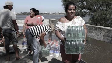 Isleños recibiendo la ayuda ofrecida ante la crecida del río Paraná. (Alan Monzón/Rosario3.com)