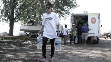 Dos chicas de la organización Rosario Solidaria también dieron una mano para distribuir las donaciones. (Alan Monzón/Rosario3.com)