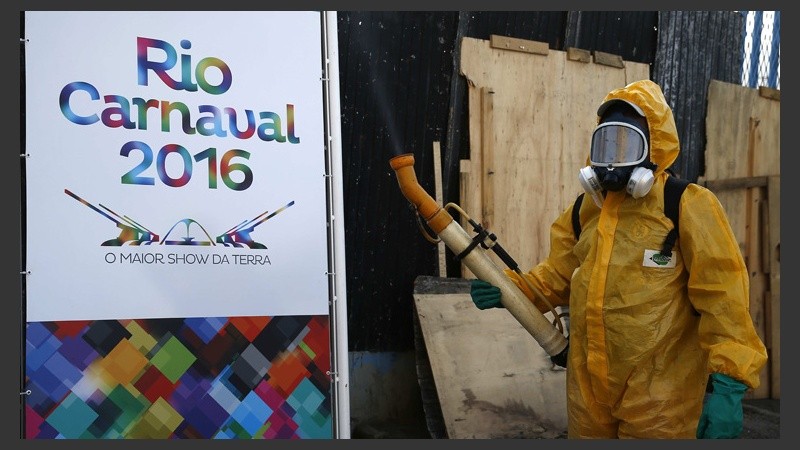Agentes de salud de Río de Janeiro desinfectaron el Sambódromo a pocos días del carnaval carioca. (EFE)