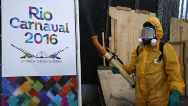 Agentes de salud de Río de Janeiro desinfectaron el Sambódromo a pocos días del carnaval carioca. (EFE)