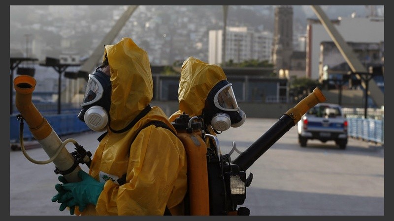 Las tareas de desinfección seguirán por varios días más en la ciudad de Río. (EFE)
